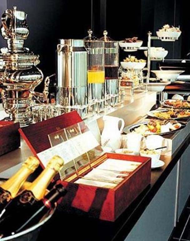 Kult Hotel Инголщат Ресторант снимка