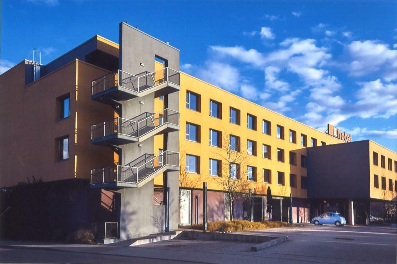 Kult Hotel Инголщат Екстериор снимка